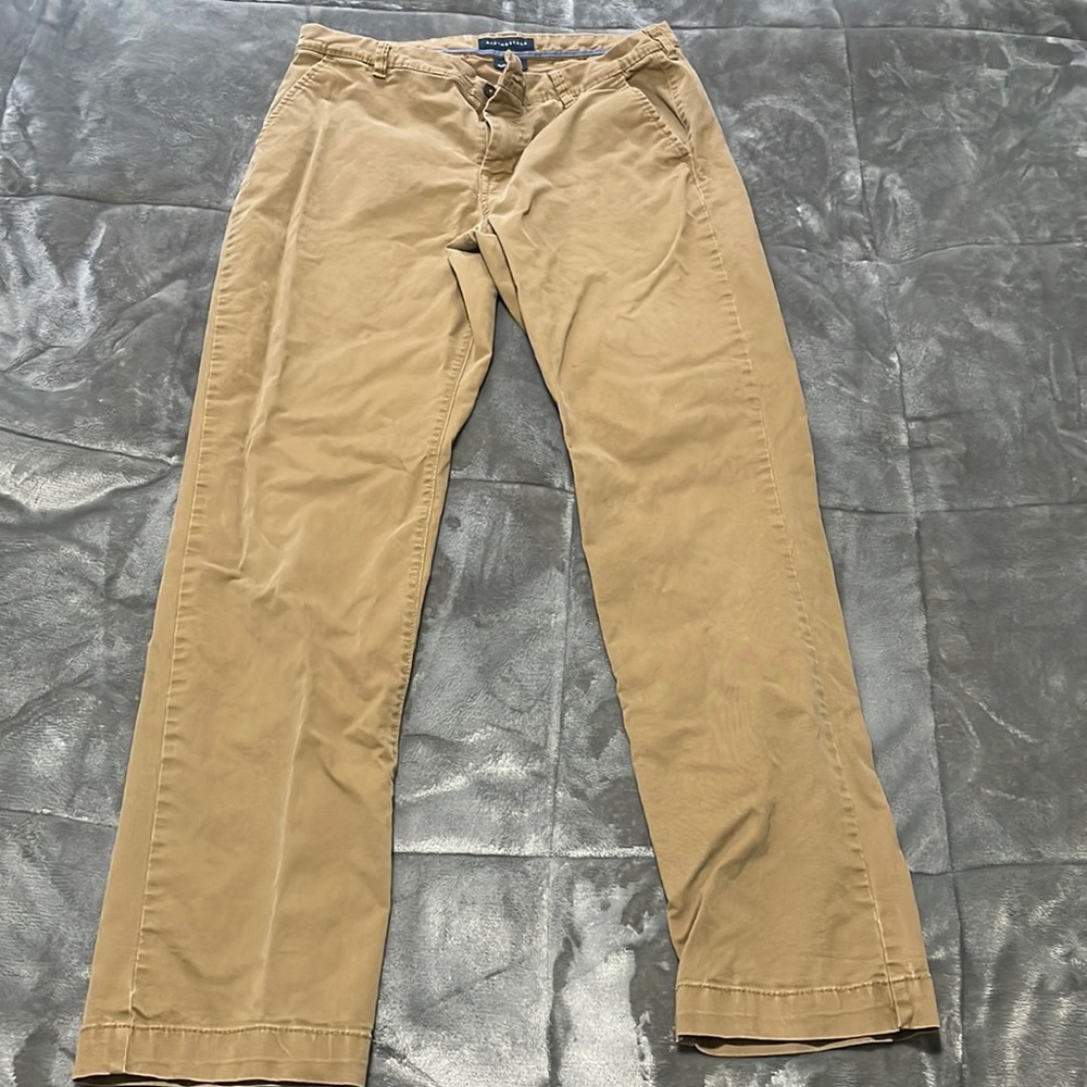 Aéropostale khaki pants. Size 34/34. Great condition.